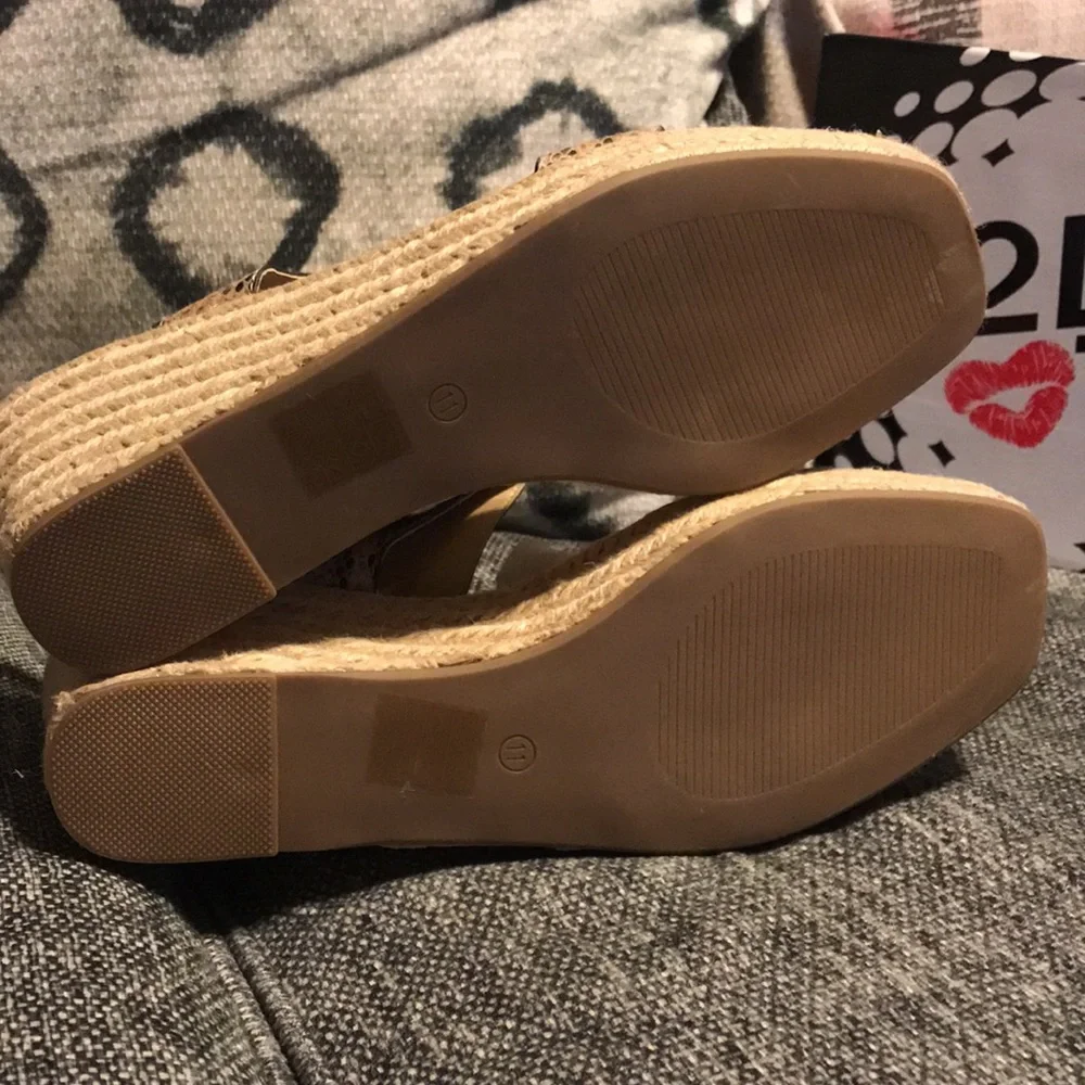 NWT Two Lips Too Beckie Wedges